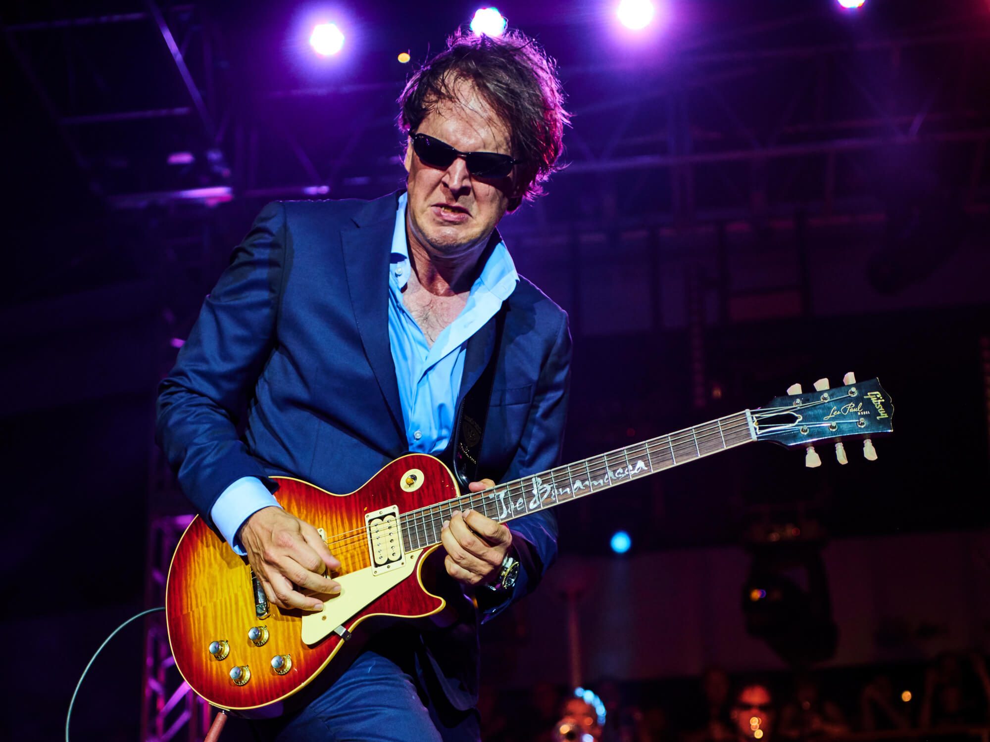Joe Bonamassa: ο bluesman που ηχογραφεί στη Σαντορίνη έρχεται στον Λυκαβηττό